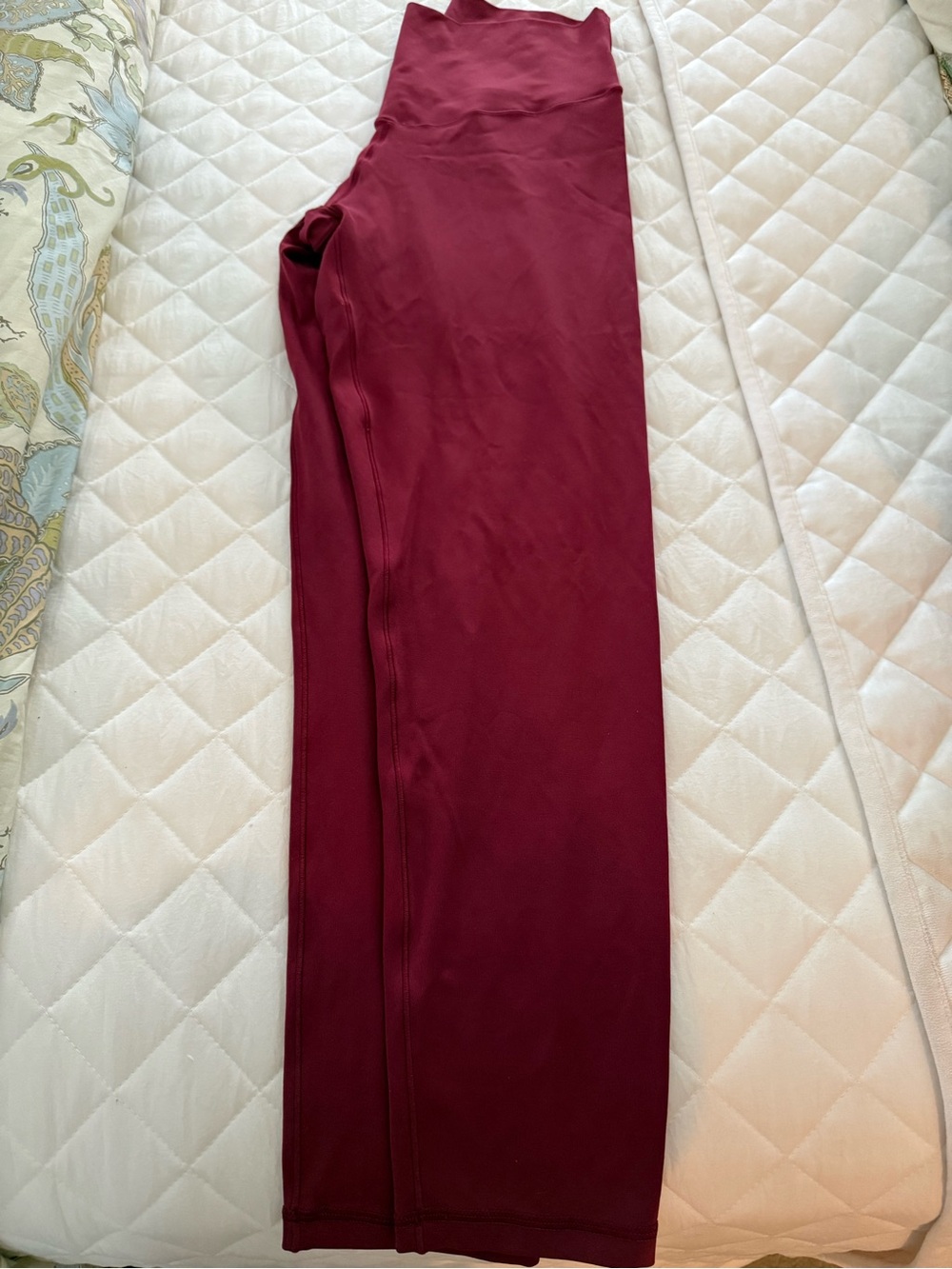 Aerie Chill, Play, Move. Size L burgundy.